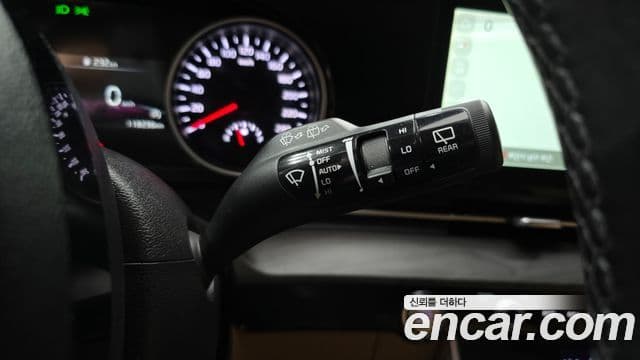 Kia Carnival 2021 — ფოტო 17/20