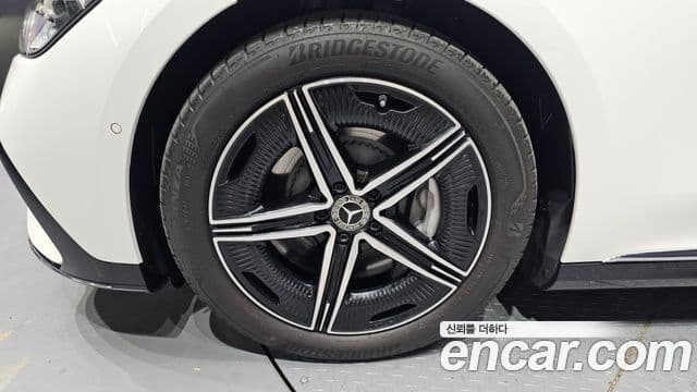 Mercedes-Benz EQE 2024 — ფოტო 13/20