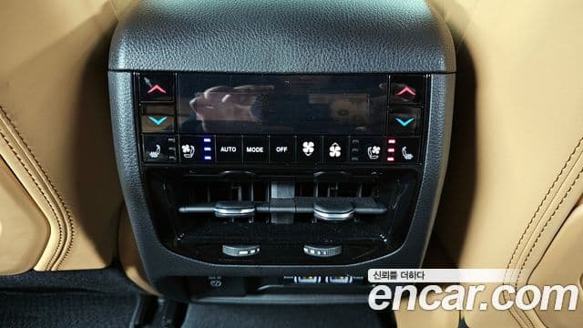 Jeep Grand Cherokee 2023 — ფოტო 18/20