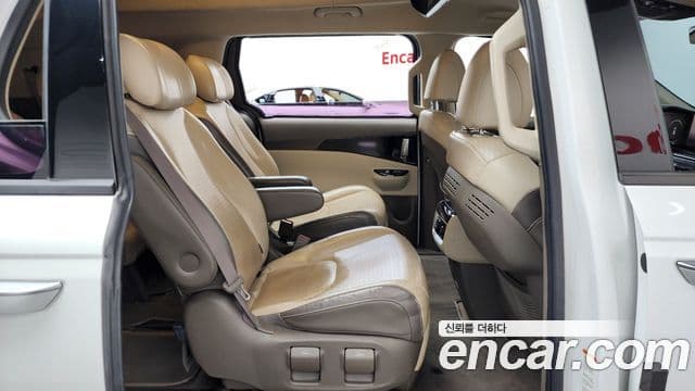 Kia Carnival 2021 — ფოტო 12/20