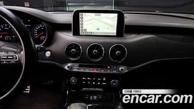 Kia Stinger 2018 — ფოტო 15/20