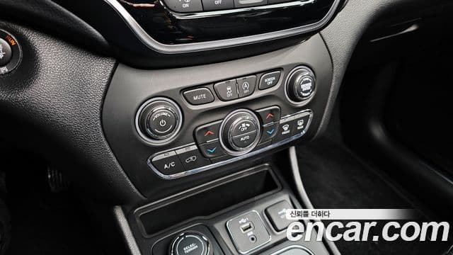 Jeep Cherokee 2020 — Фото 17/20