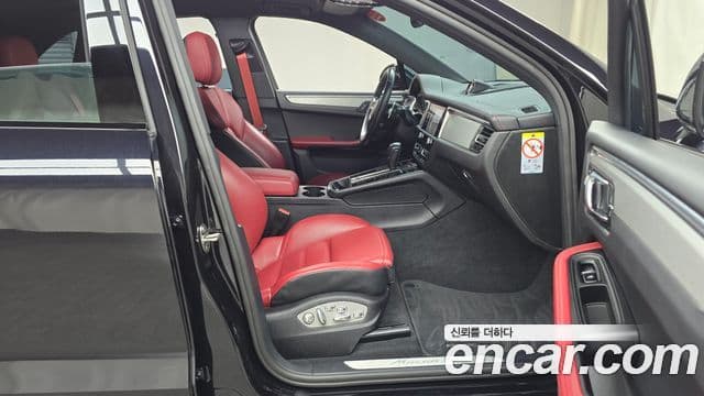 Porsche Macan 2023 — ფოტო 11/20