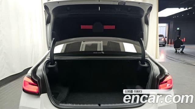 BMW 5 Series 2023 — Photo 12/20