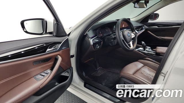 BMW 5 Series 2021 — фото 10 из 20