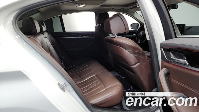 BMW 5 Series 2021 — фото 12 из 20