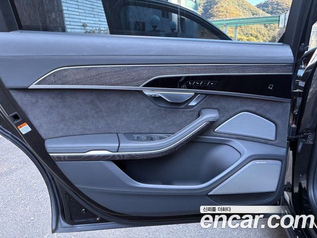 Audi A8 2021 — ფოტო 12/16