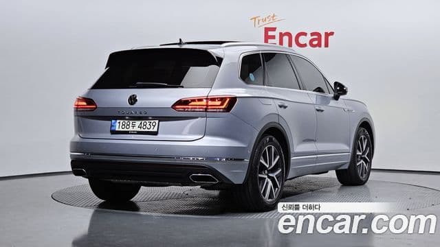 Volkswagen Touareg 2020 — ფოტო 2/20