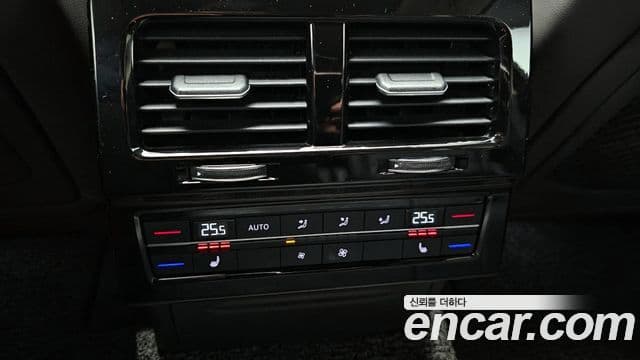 Volkswagen Touareg 2020 — ფოტო 17/20