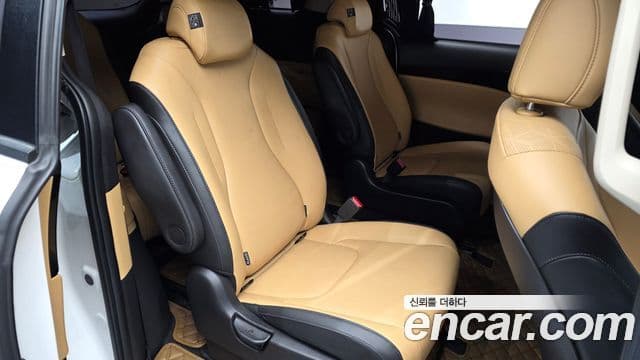 Kia Carnival 2022 — фото 12 из 20