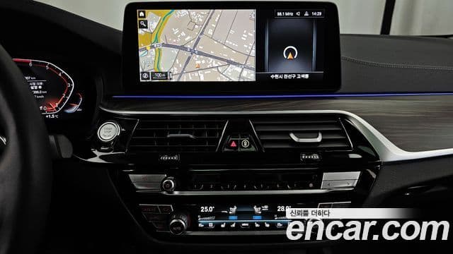 BMW 5 Series 2023 — фото 14 из 20