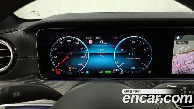 Mercedes-Benz E-Class 2021 — ფოტო 8/20