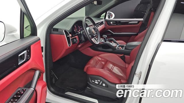 Porsche Cayenne 2021 — ფოტო 11/20