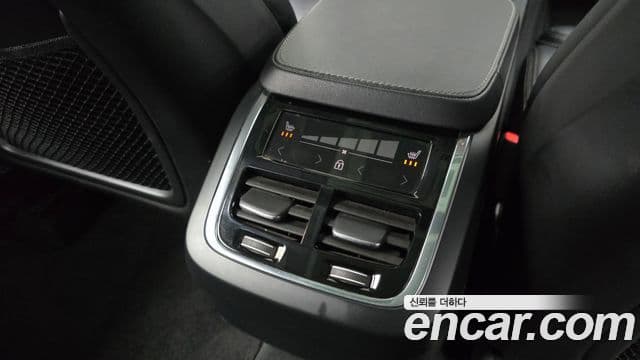 Volvo XC90 2022 — ფოტო 19/20