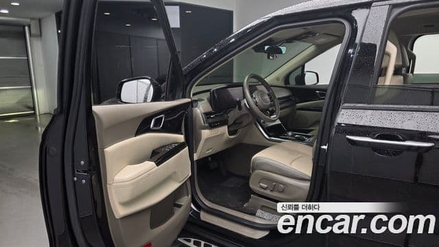Kia Carnival 2023 — фото 11 из 20