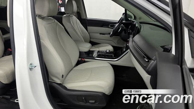 Kia Carnival 2021 — фото 11 из 20