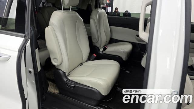 Kia Carnival 2021 — фото 12 из 20