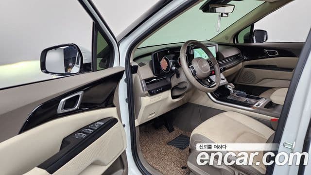 Kia Carnival 2022 — фото 10 из 20