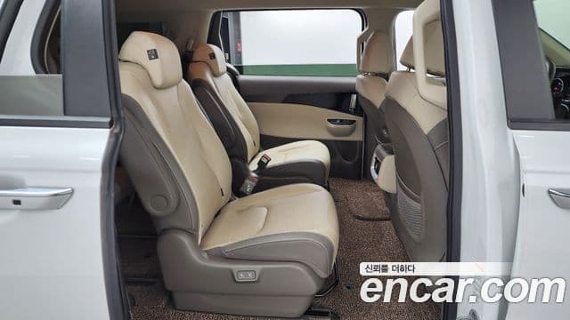 Kia Carnival 2022 — фото 12 из 20