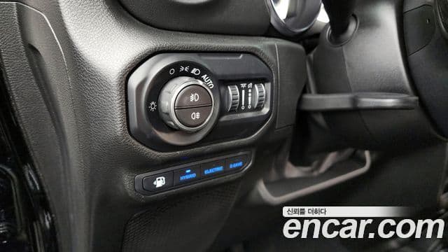 Jeep Wrangler 2022 — ფოტო 18/20