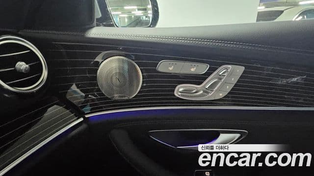 Mercedes-Benz E-Class 2023 — ფოტო 7/20