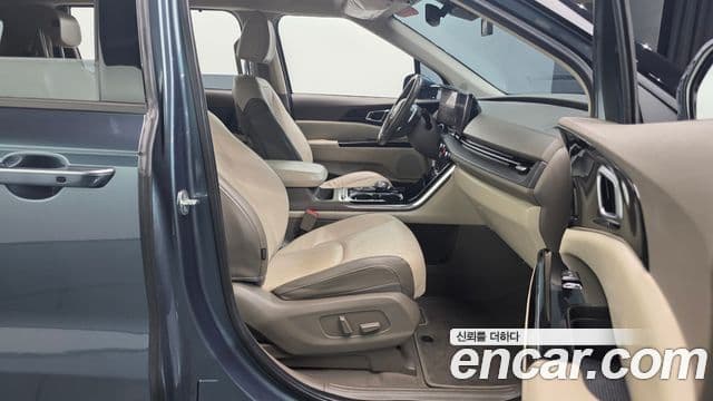 Kia Carnival 2021 — фото 10 из 20