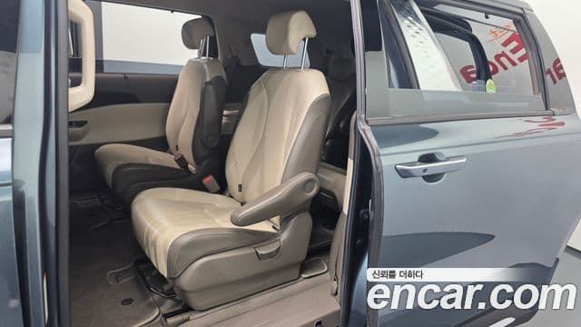 Kia Carnival 2021 — фото 12 из 20