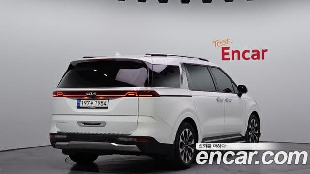 Kia Carnival 2023 — ფოტო 2/20