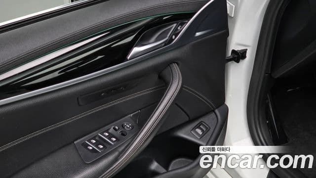 BMW 5 Series 2018 — ფოტო 17/20