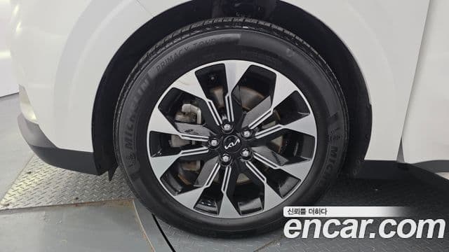 Kia Carnival 2022 — ფოტო 5/20
