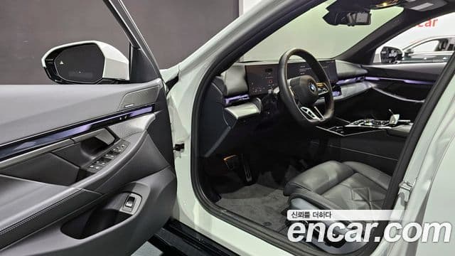 BMW 5 Series 2025 — Photo 8/20