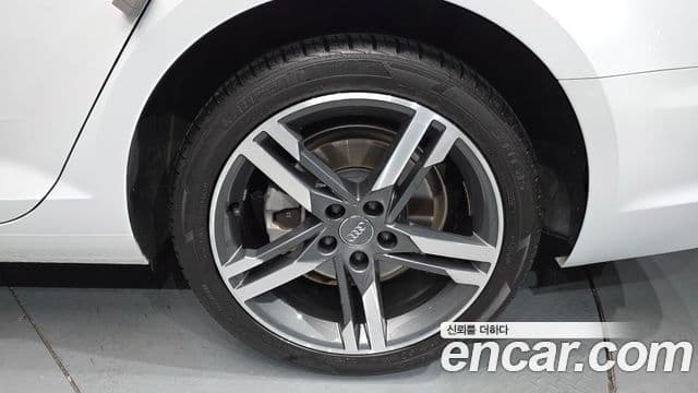 Audi A4 2019 — ფოტო 5/20