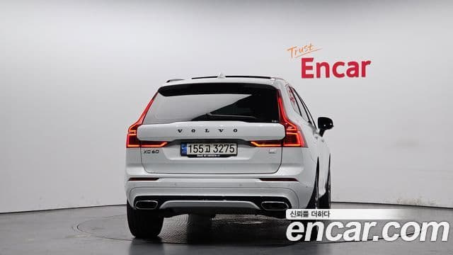 Volvo XC60 2021 — ფოტო 4/20