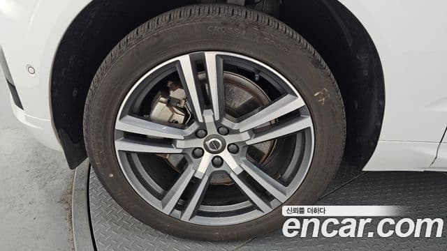 Volvo XC60 2021 — ფოტო 5/20
