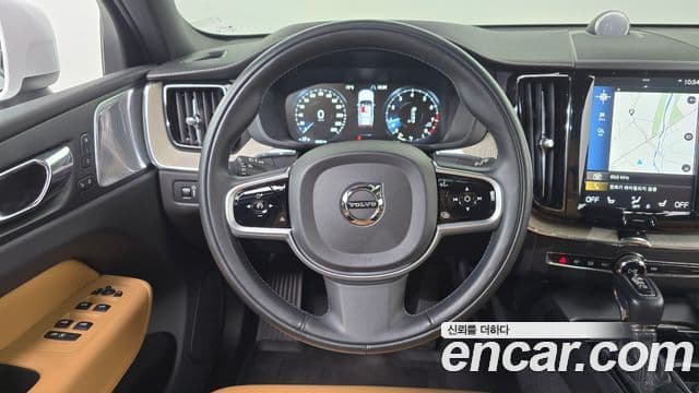 Volvo XC60 2019 — ფოტო 13/20