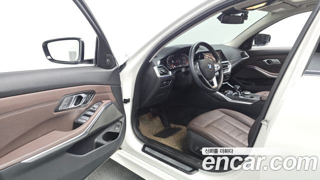BMW 3 Series 2021 — ფოტო 8/20