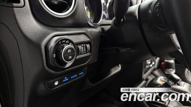 Jeep Wrangler 2021 — ფოტო 14/20