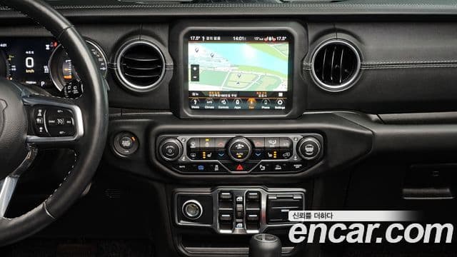 Jeep Wrangler 2021 — ფოტო 17/20
