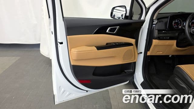 Kia Carnival 2023 — ფოტო 9/32