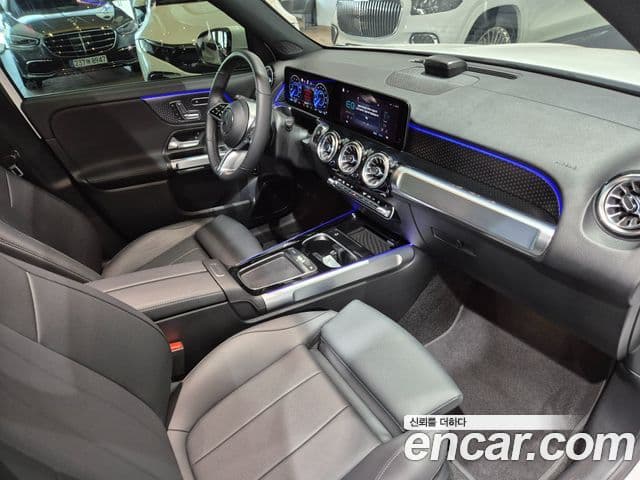 Mercedes-Benz EQB 2025 — ფოტო 8/20
