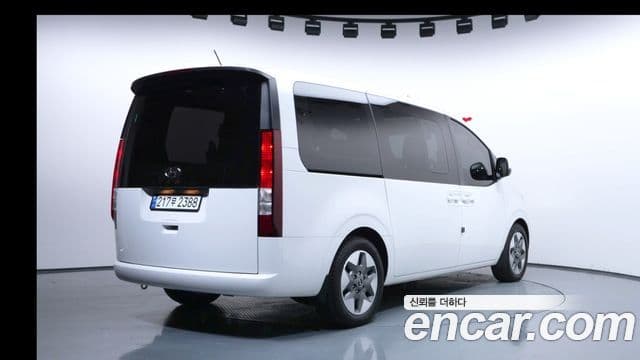 Hyundai Staria 2023 — ფოტო 2/20