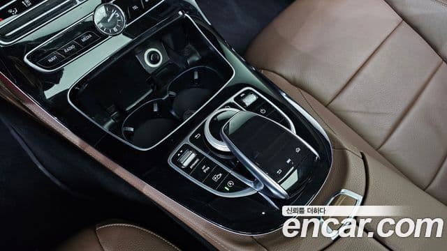 Mercedes-Benz E-Class 2018 — ფოტო 17/20