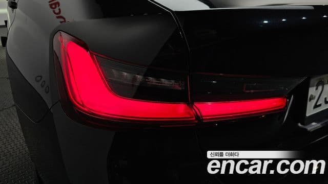 BMW 3 Series 2019 — Photo 31/32
