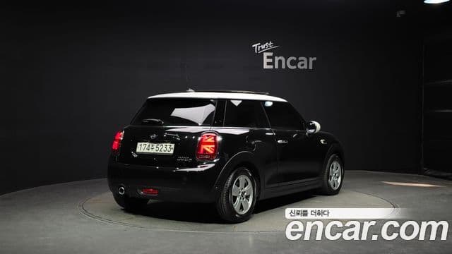Mini Cooper D 2019 — Şəkil 18/30
