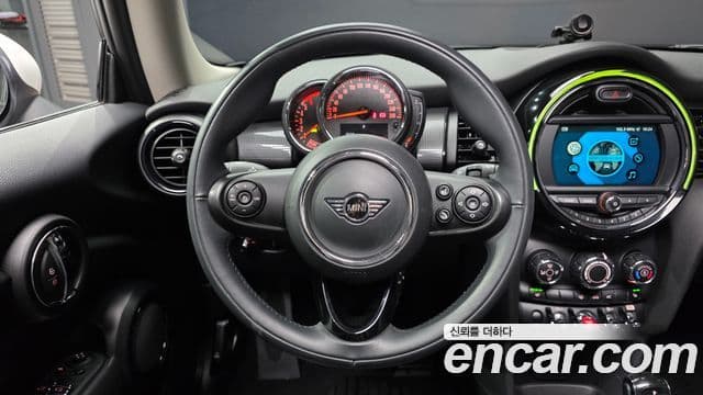 Mini Cooper D 2019 — Şəkil 23/30
