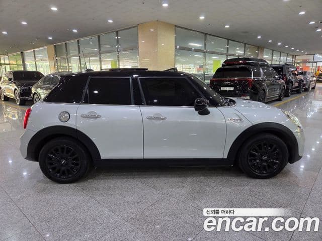 Mini Cooper S 2019 — ფოტო 15/20