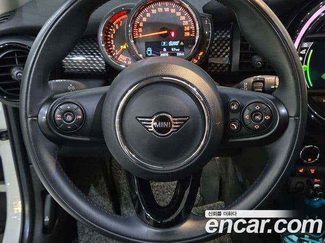 Mini Cooper S 2019 — ფოტო 18/20