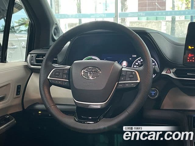 Toyota Sienna 2021 — ფოტო 11/20