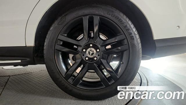 Mercedes-Benz GLE-Class 2018 — Photo 27/30