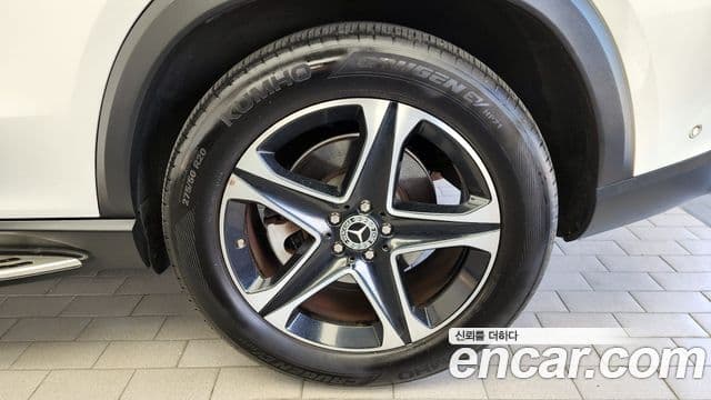 Mercedes-Benz GLE-Class 2022 — Photo 8/33